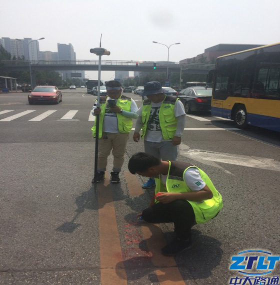 头顶烈日,长安街上挥洒汗水