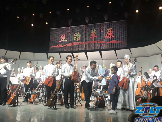 演出结束后,小观众上台献花